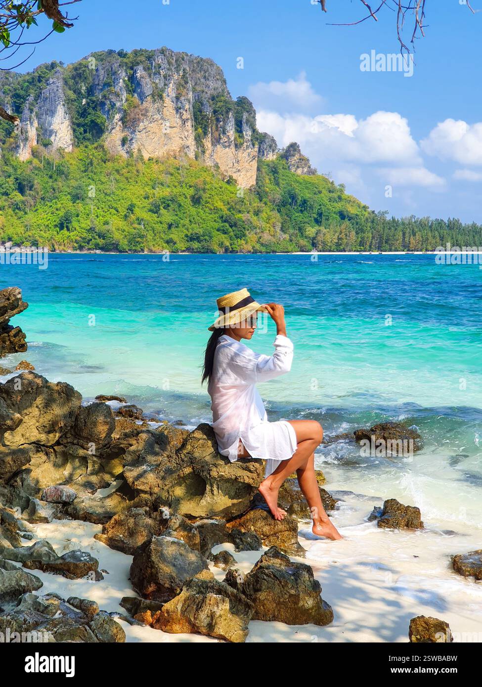 Rilassatevi sul mare turchese in una giornata di sole in un paradiso tropicale di Krabi, Thailandia Foto Stock