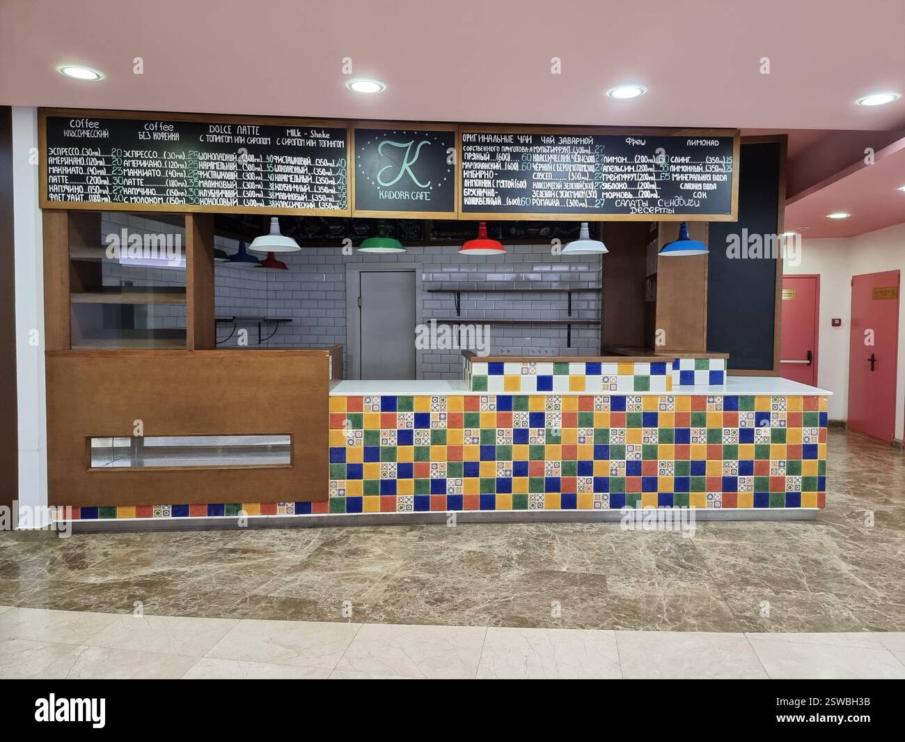 Kadorr Cafe: Caffetteria vuota, caffetteria, chiosco nel centro commerciale con piastrelle colorate e ciondoli e menu scritto a mano sulle lavagne di Odesa Odessa Ucraina - Immagine stock catturata con smartphone