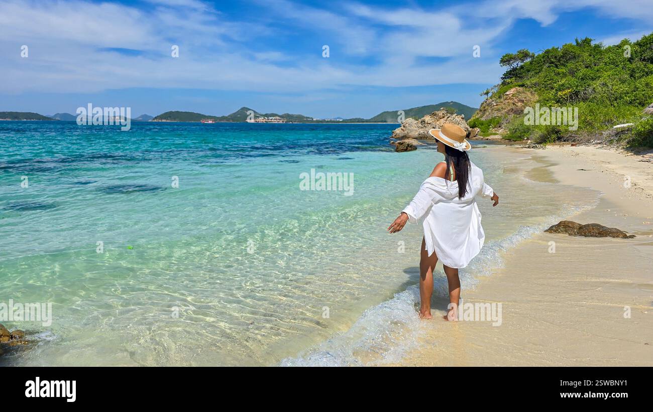 Momenti felici all'Isola di Samae San, in Thailandia, sotto il cielo azzurro Foto Stock