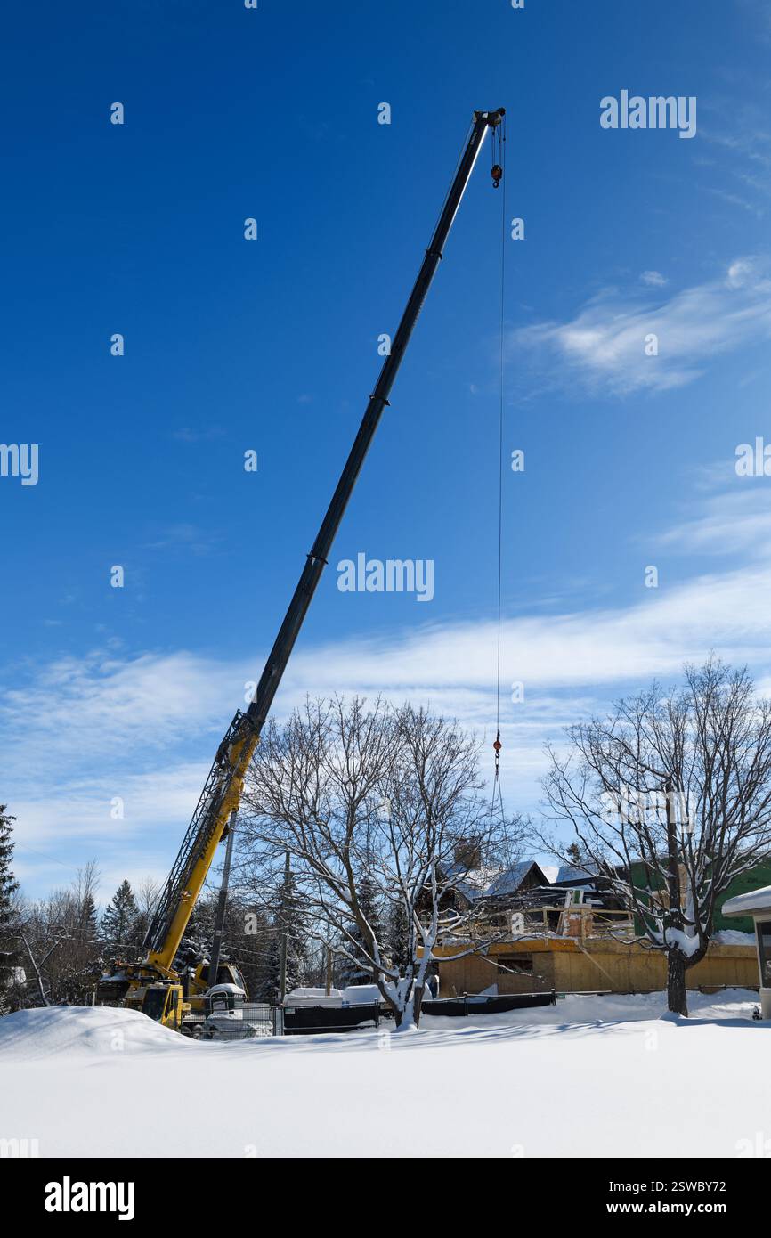 Braccio mobile per gru in fase di costruzione di case in inverno a Barrie, Ontario Foto Stock