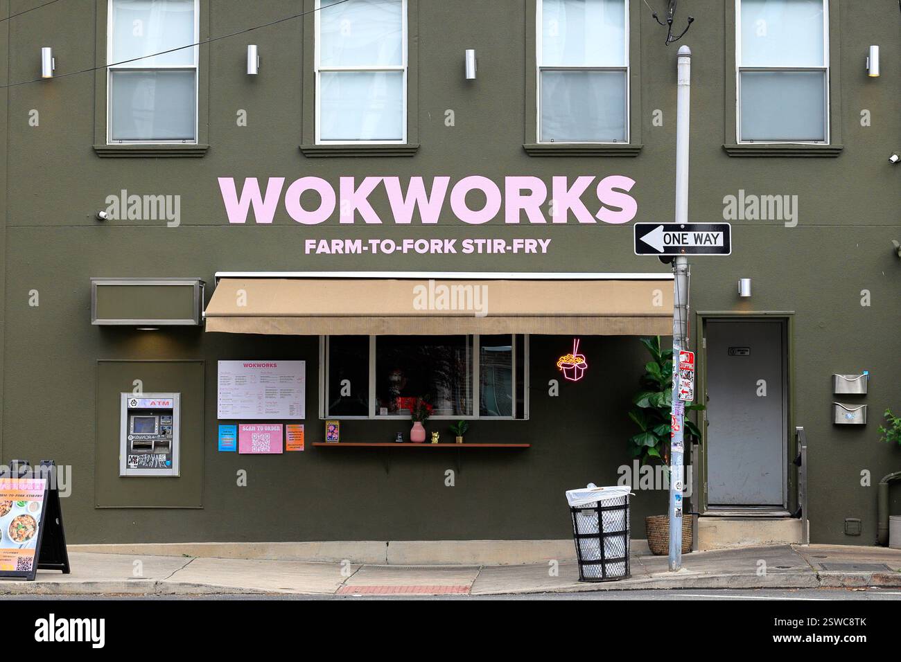 Wokworks, 1429 Marlborough St, Philadelphia, Pennsylvania. Foto esterna di un ristorante informale e veloce di ispirazione asiatica di proprietà bianca a Fishtown Foto Stock