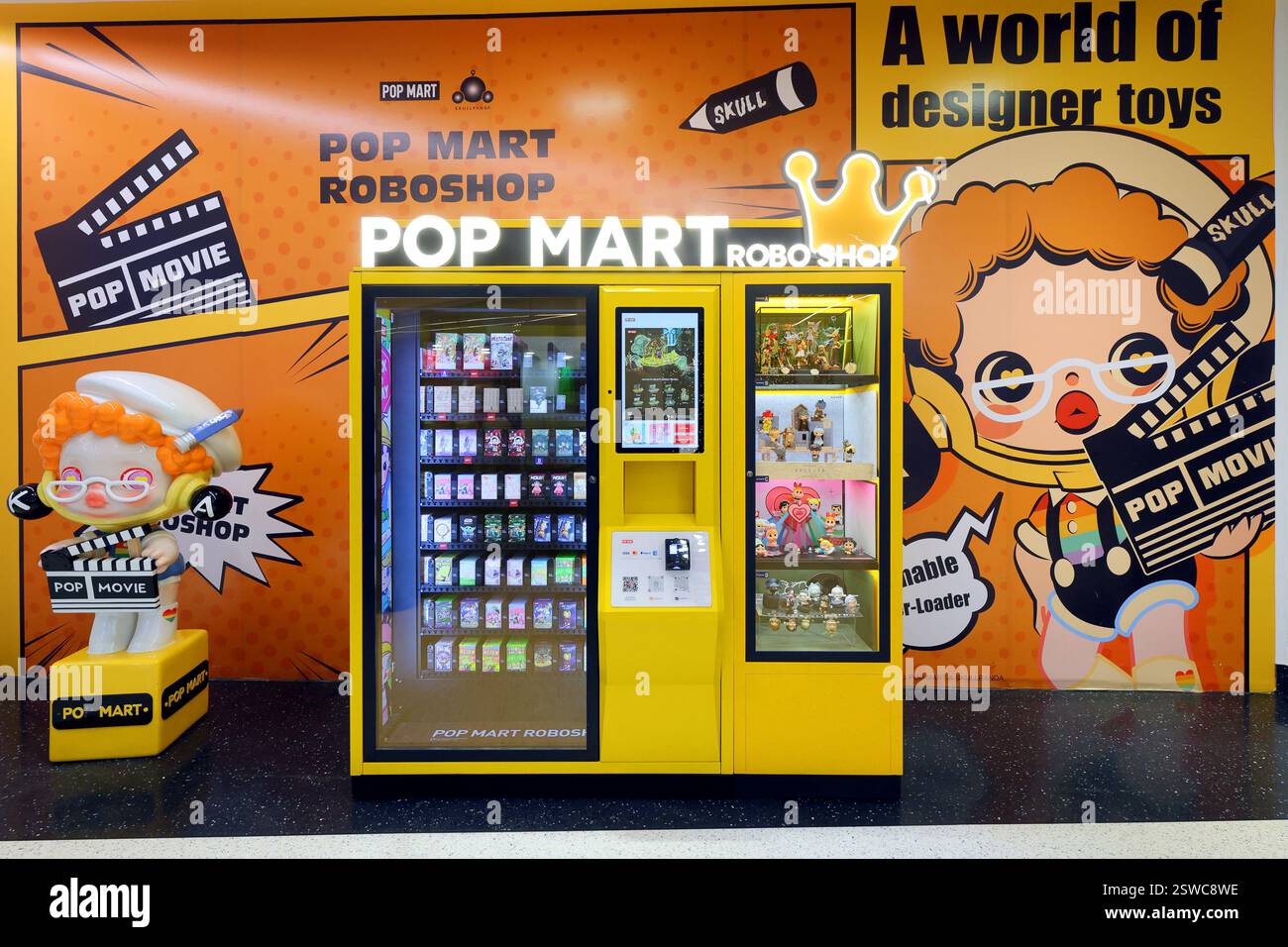 Un distributore di giocattoli Pop Mart Roboshop in un centro commerciale di New York Foto Stock