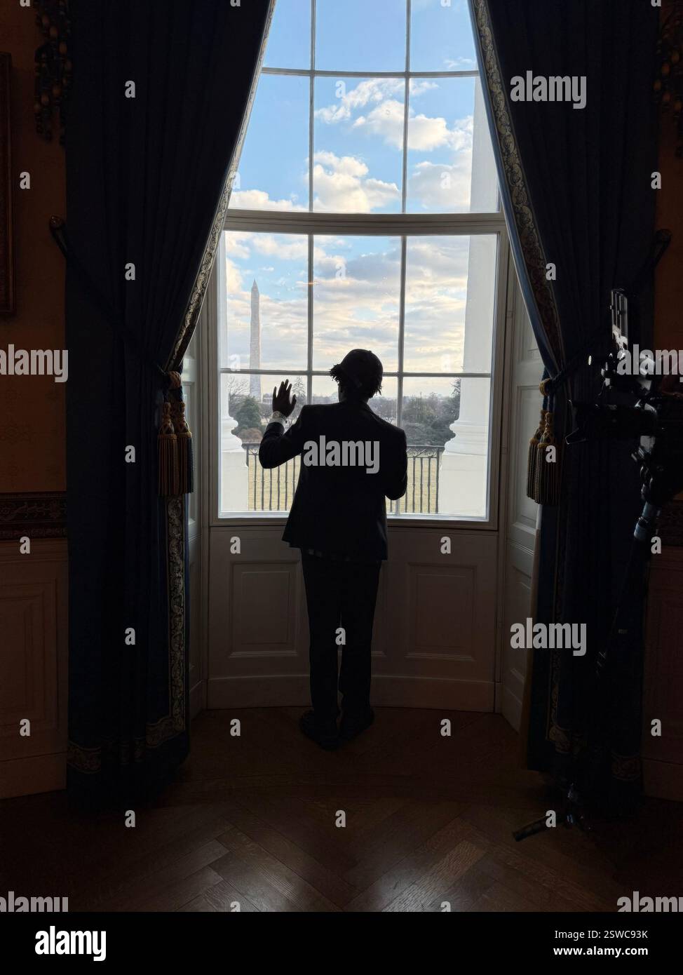 Washington, Stati Uniti. 20 febbraio 2025. Il rapper Kodak Black, posa dietro le quinte alla Casa Bianca durante un evento del Black History Month, 20 febbraio 2025 a Washington, DC Kodak, un sostenitore di Trump è attualmente agli arresti domiciliari per aver violato la libertà vigilata. Credito: Handout/foto della Casa Bianca/Alamy Live News Foto Stock