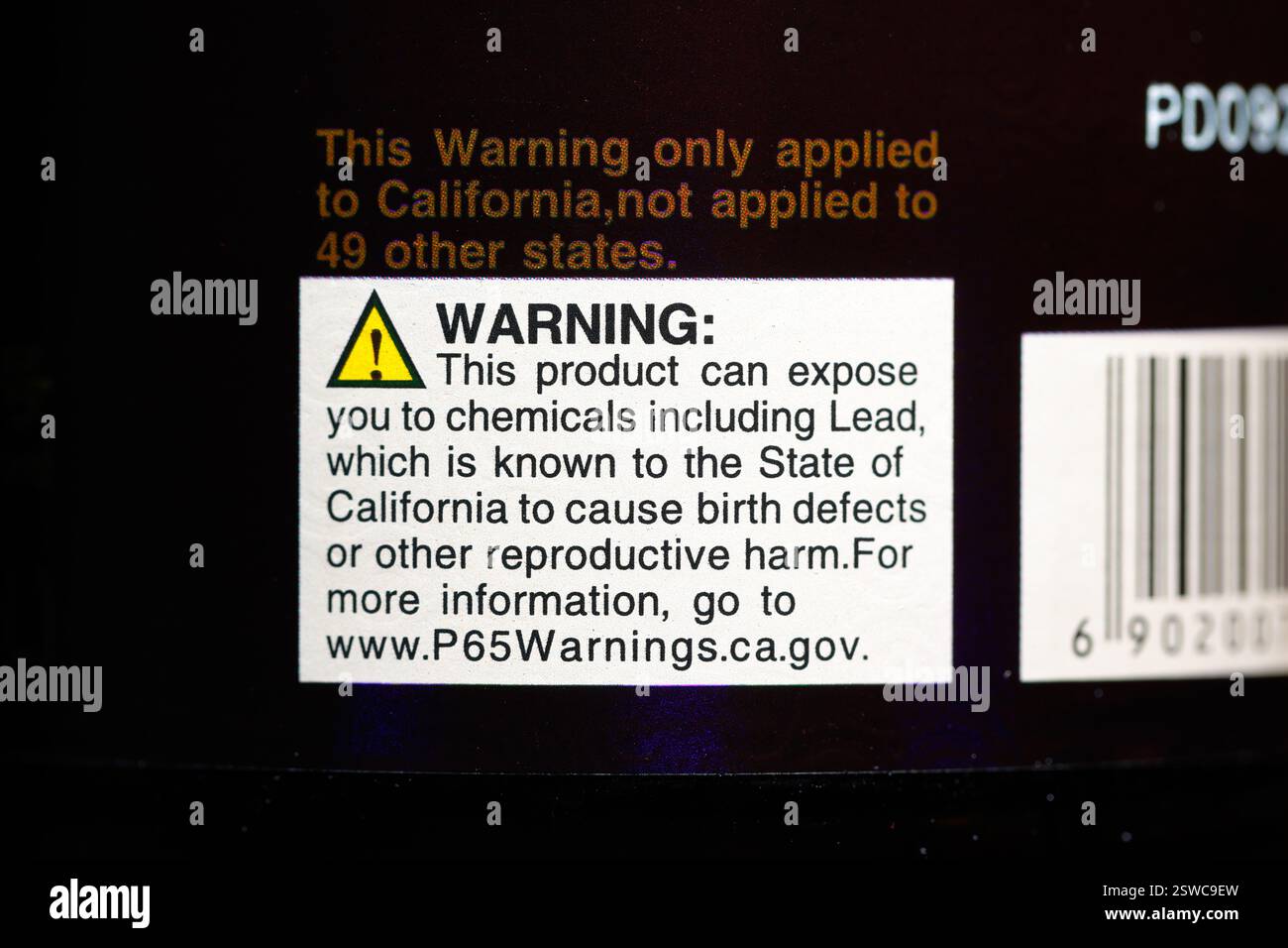Un'etichetta di avvertenza Prop 65 su un vasetto di verdure sottaceto. Proposition 65 è una legge californiana approvata nel 1986 che richiede etichette di avvertimento ... Foto Stock