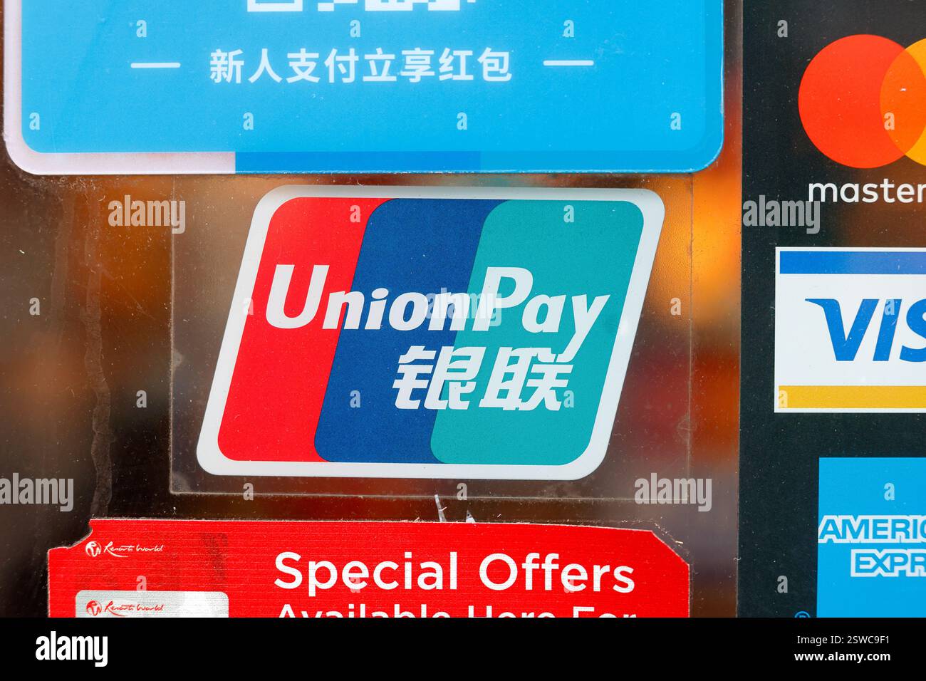 Segnaletica per UnionPay 银联, una società cinese di servizi finanziari specializzata nell'elaborazione dei pagamenti con carta di credito. 銀聯 Foto Stock
