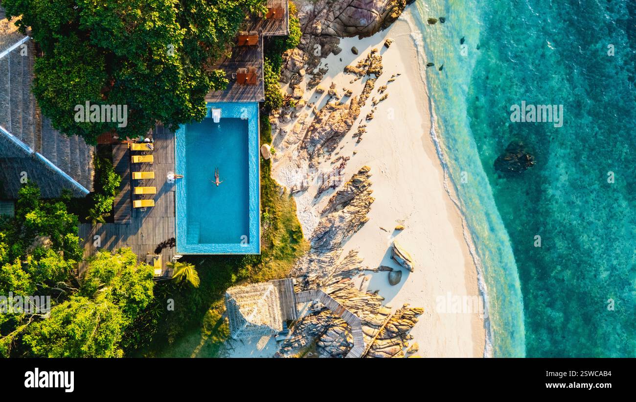 Splendida vista aerea dell'isola di Koh Munnork con le sue acque turchesi e il tranquillo paesaggio marino Foto Stock