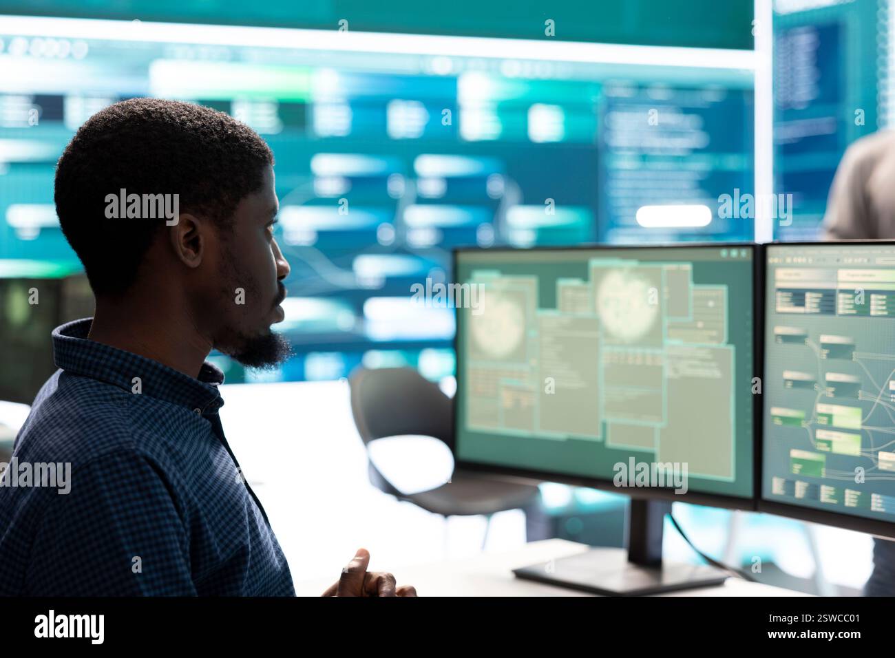 Gruppo di esperti di cyber intelligence in una sala hacking governativa che implementa modi per proteggere i segreti di stato e i database. Sicurezza digitale e prevenzione del cyberterrorismo o della criminalità informatica. Foto Stock