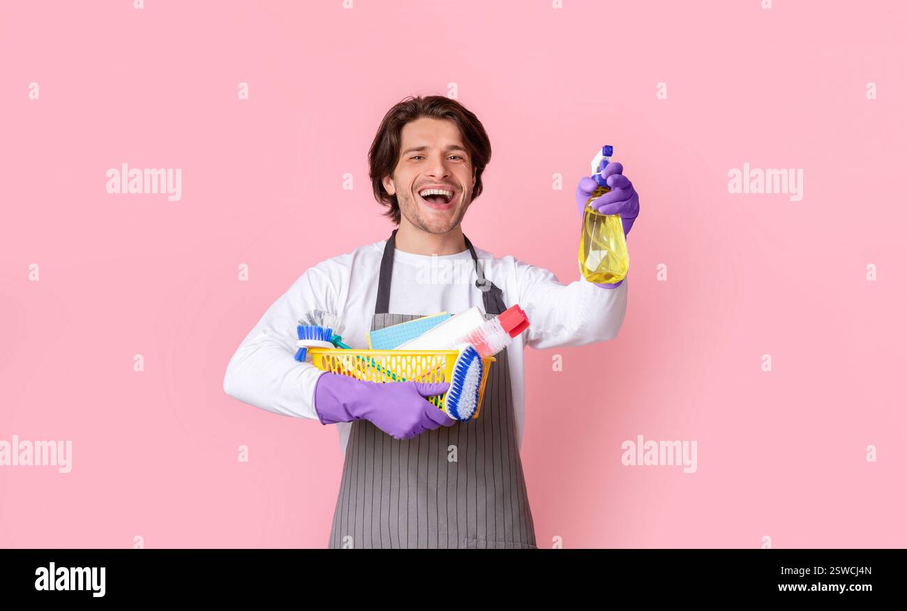Ritratto di uomo eccitato con secchio di pulizia forniture in mano Foto Stock