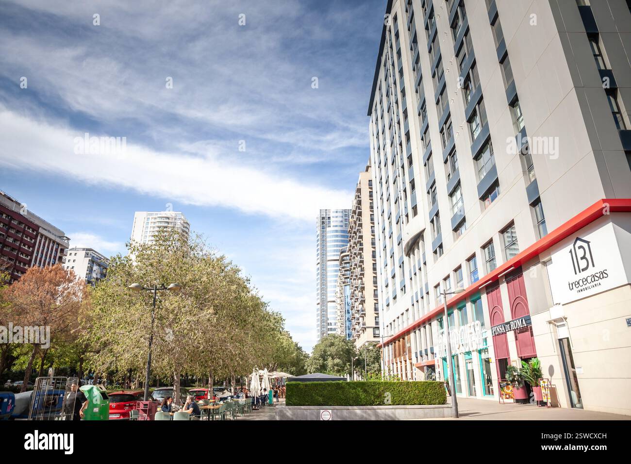 VALENCIA, SPAGNA - 13 OTTOBRE 2024: Un ampio viale a Valencia noto come Avenida de las Cortes Valencianas presenta grattacieli moderni, spazi commerciali, a. Foto Stock