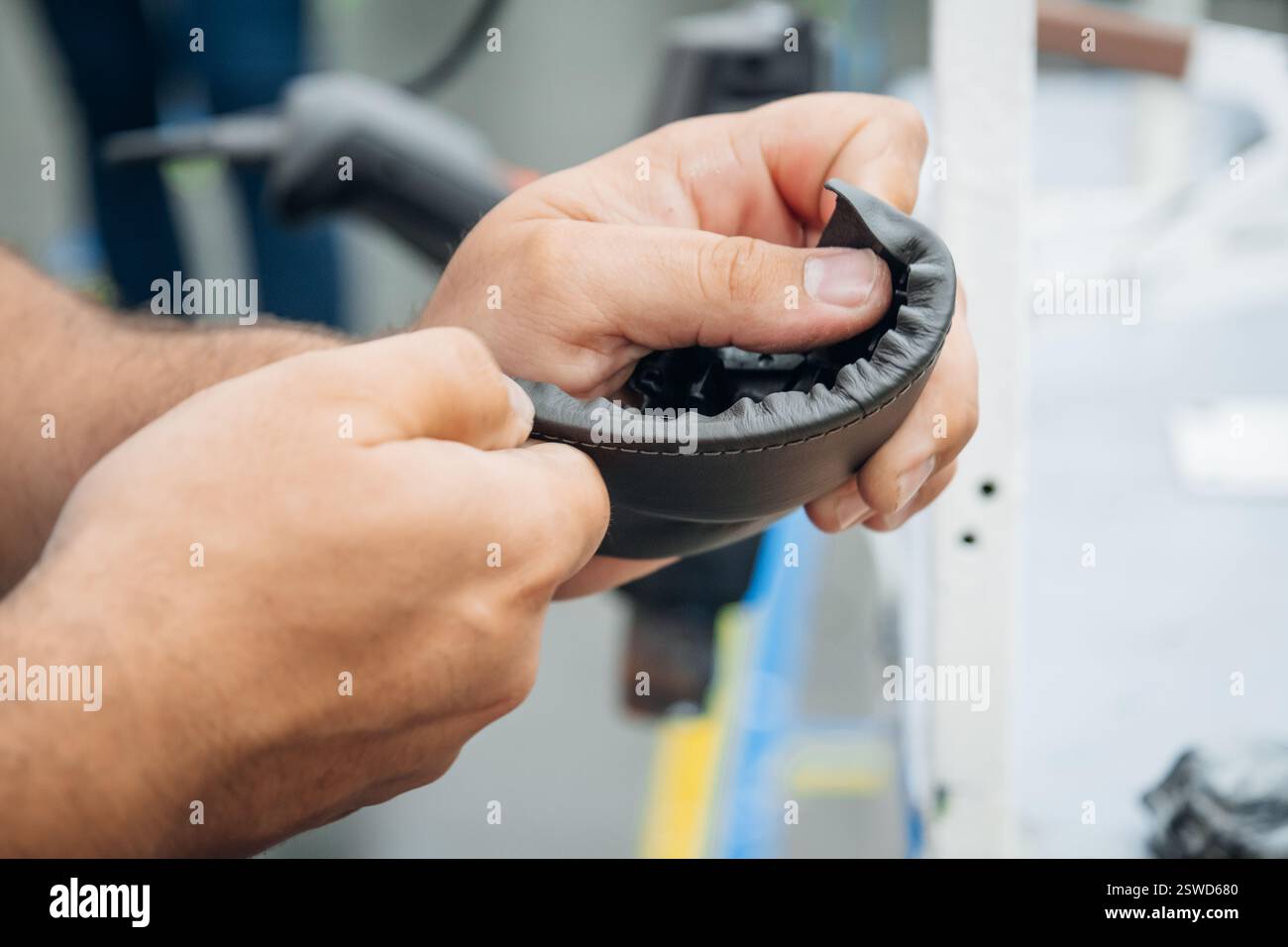 Mani che si adattano con cura a un morbido cuscinetto imbottito che garantisce una perfetta tenuta per una qualità audio ottimale Foto Stock