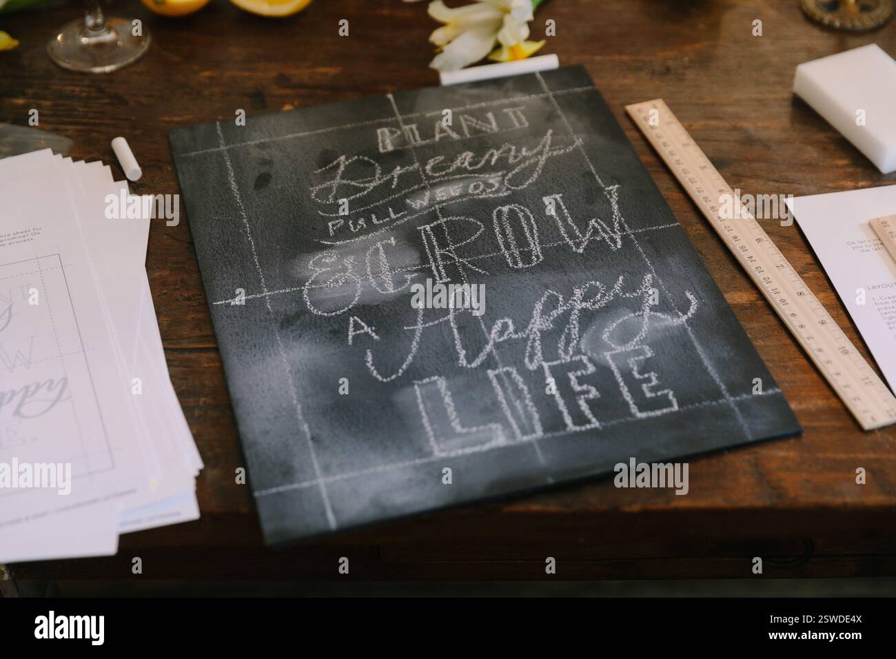 Un workshop creativo in cui i partecipanti progettano arte della lavagna con messaggi motivazionali e frasi. Foto Stock