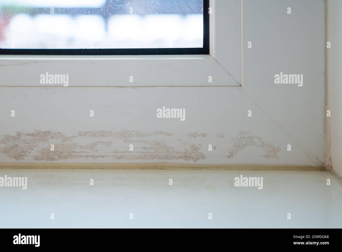 Telaio del finestrino sporco dopo la sigillatura di incrinature con nastro per condotti. Superficie danneggiata con placca di residui di colla. Foto Stock