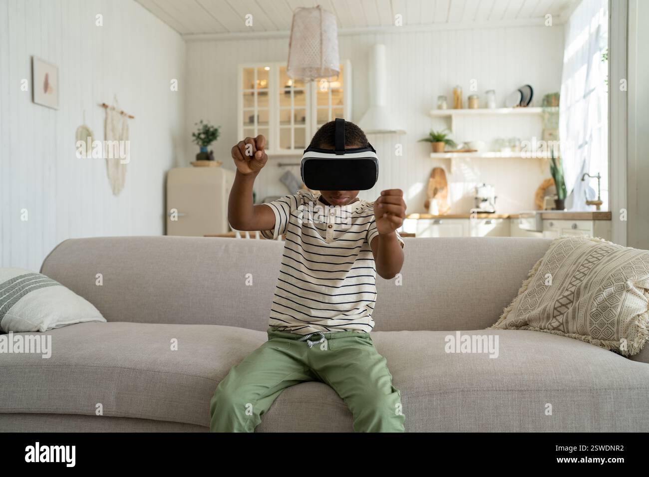 Focalizzato african american ragazzo guida auto giochi di corse video gioco in realtà virtuale cuffie. Foto Stock