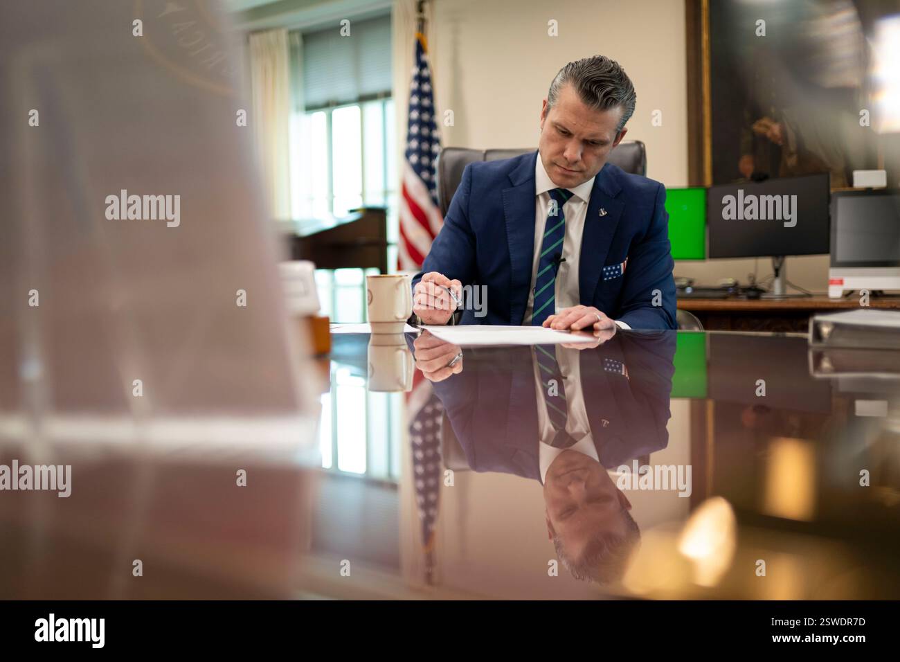 Il Segretario alla difesa Pete Hegseth pronuncia osservazioni registrate dal suo ufficio al Pentagono, Washington, D.C., 20 febbraio 2025. (Foto del DoD del sottufficiale della Marina degli Stati Uniti Alexander Kubitza di prima classe) Foto Stock