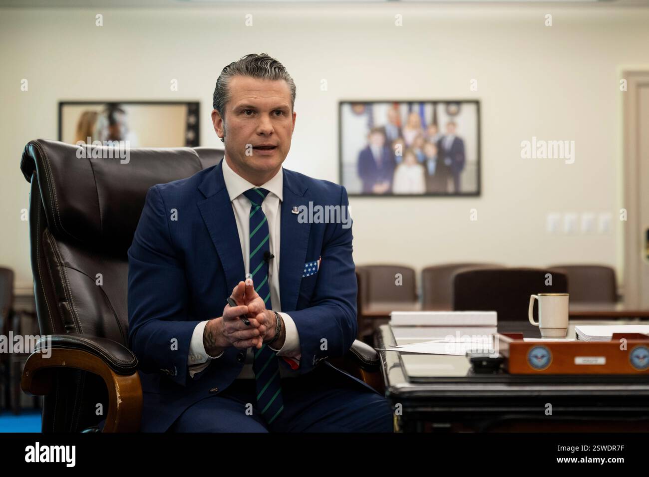 Il Segretario alla difesa Pete Hegseth pronuncia osservazioni registrate dal suo ufficio al Pentagono, Washington, D.C., 20 febbraio 2025. (Foto del DoD del sottufficiale della Marina degli Stati Uniti Alexander Kubitza di prima classe) Foto Stock