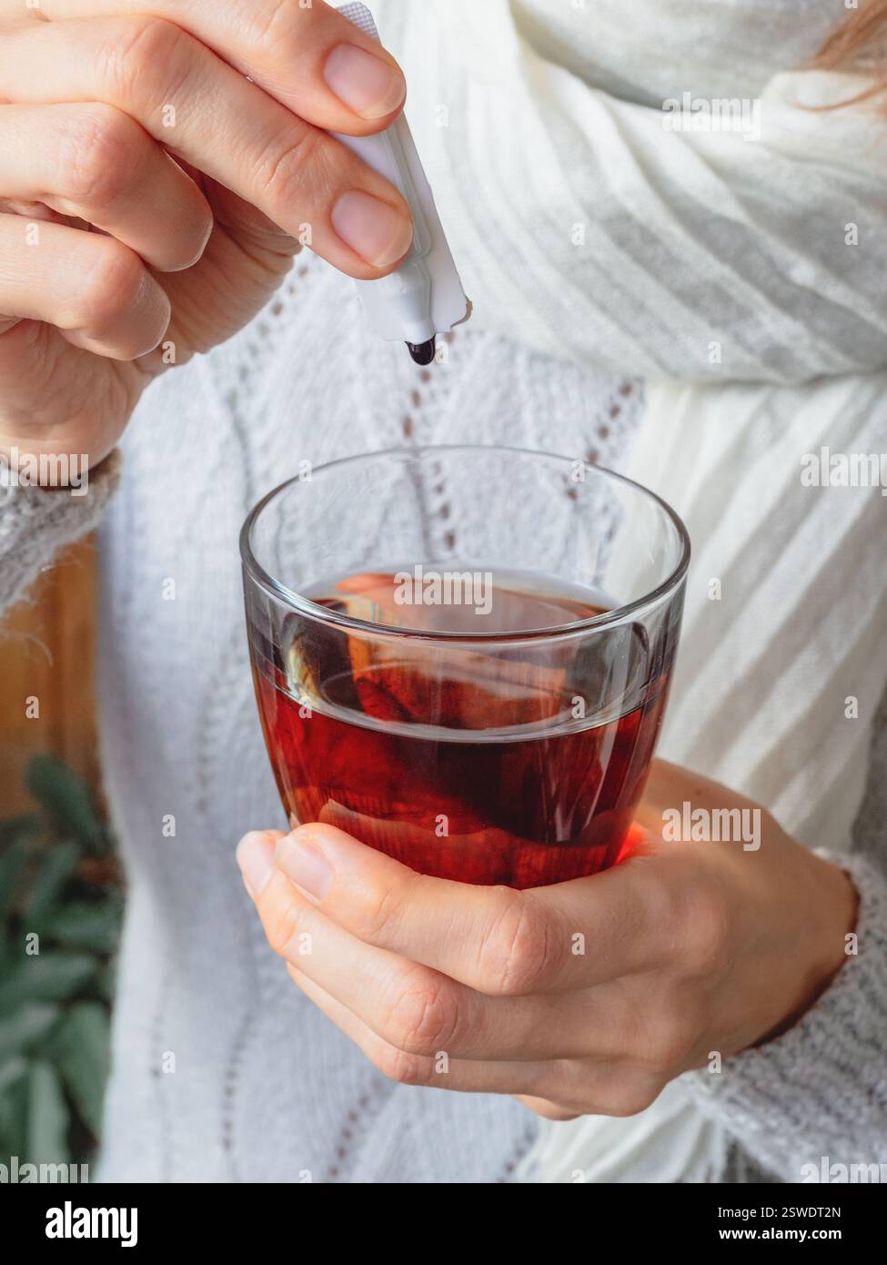 Additivo per una bevanda. Fiala di plastica con medicina o vaccino. Concetto di medicina moderna. Complesso di promotori di acidi umici e fulvici Foto Stock