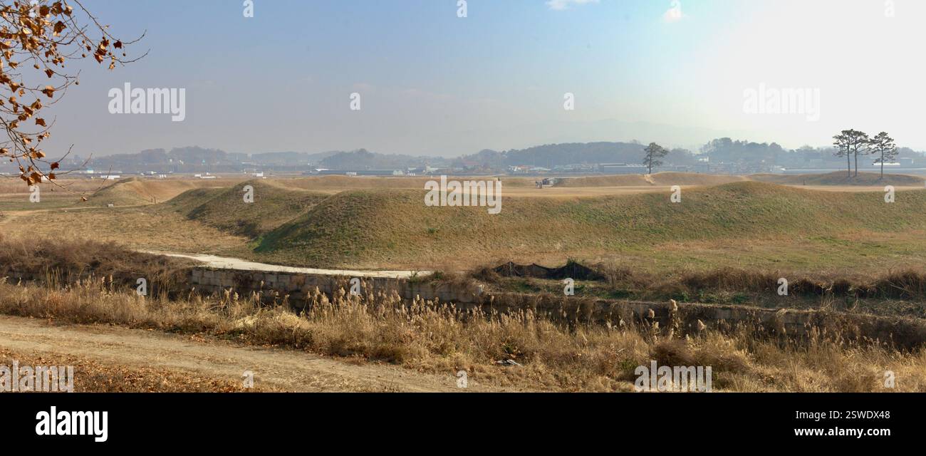 Cheongju, Corea del Sud - 11 novembre 2020: Un'ampia vista della fortezza di Jeongbukdong Toseong mostra le sue pareti rotonde di terra che si estendono attraverso l'autostrada Foto Stock