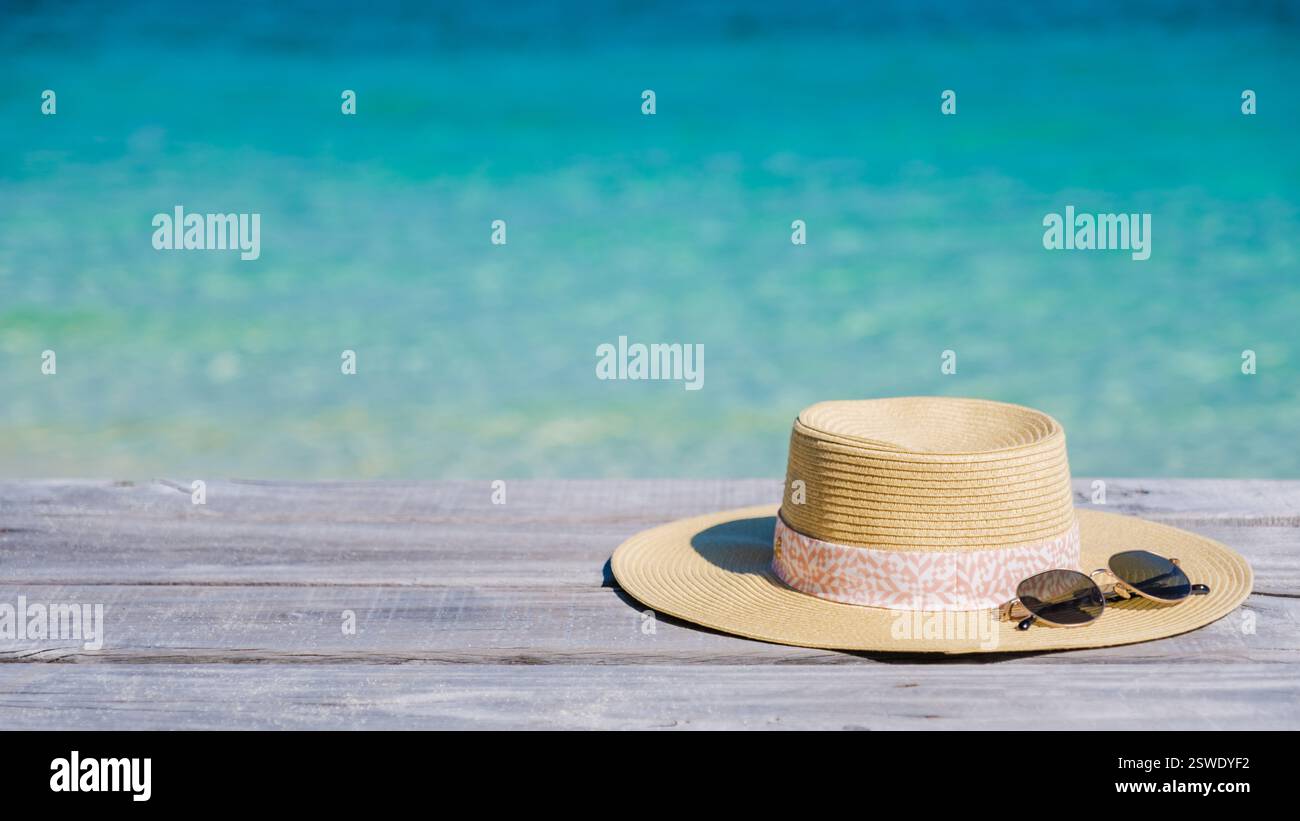 Momenti rilassanti sotto il sole sull'isola di Koh Munnork a Rayong, Thailandia Foto Stock