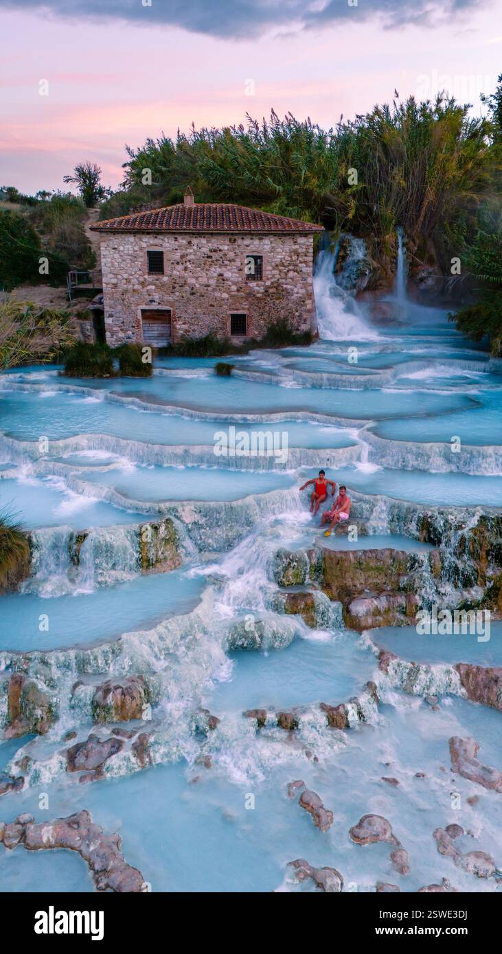 Momenti di relax nelle splendide terme di Saturnia in Toscana, Italia durante l'ora d'oro Foto Stock