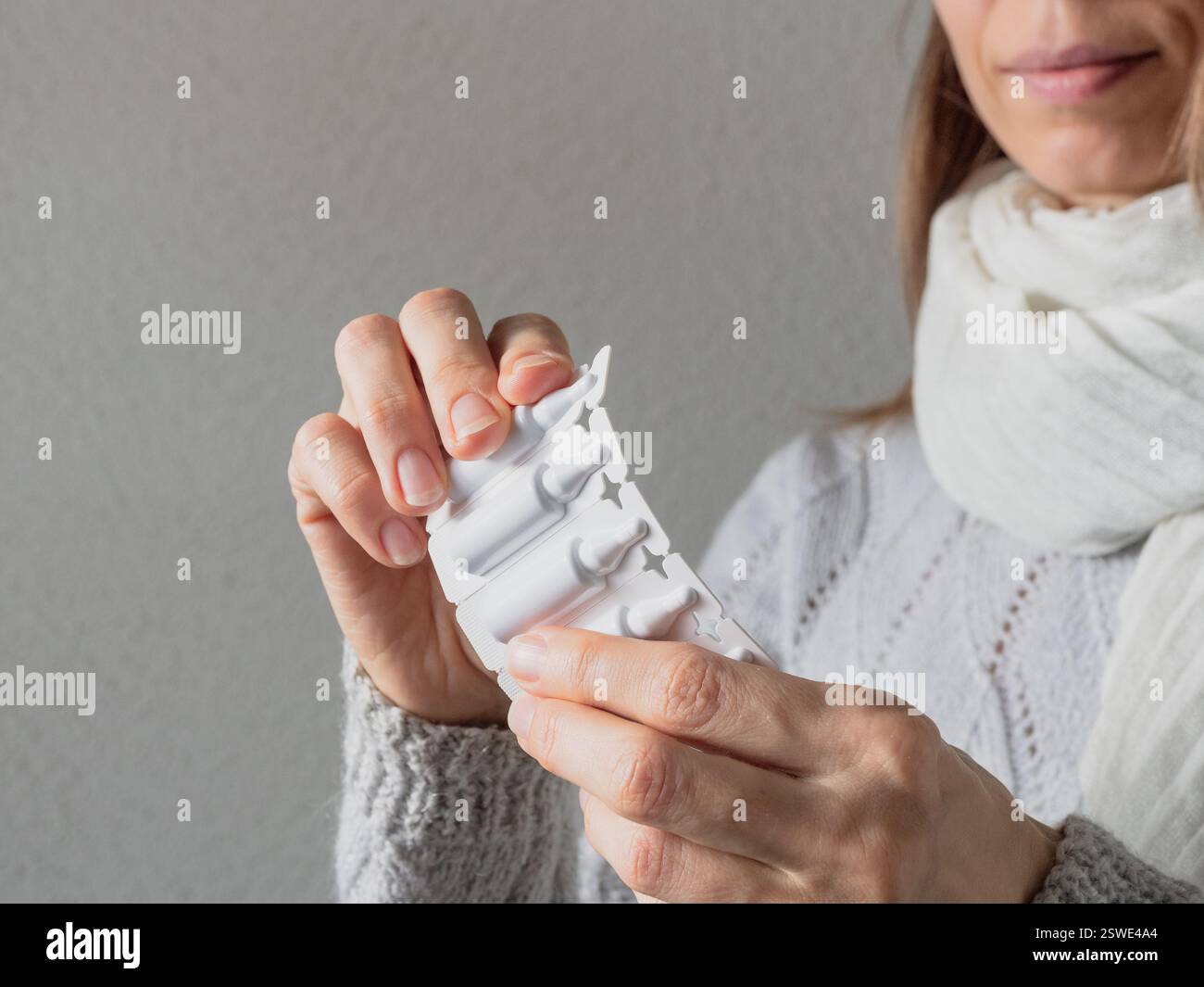Fiale di plastica con primo piano medico o vaccino. Concetto di medicina moderna. Complesso di acidi umici e fulvici favorisce l'adatati Foto Stock