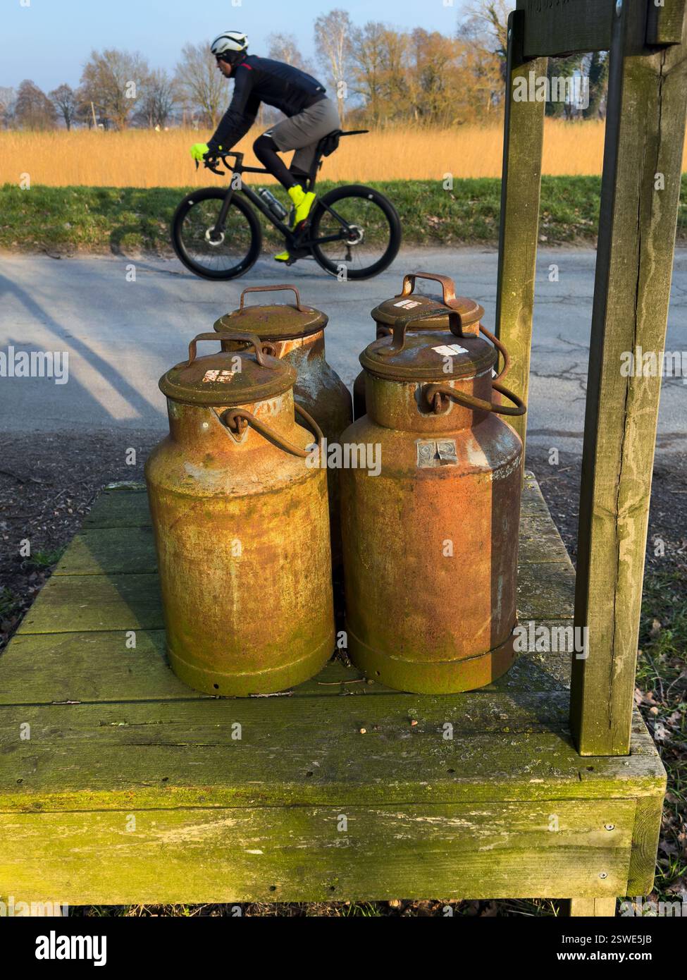 09.02.2025, Germania, Brema, Brema - l'azienda agricola biologica utilizza grandi lattine di latte vecchie per attirare clienti per la vendita diretta. In passato, erano collocati su Th Foto Stock