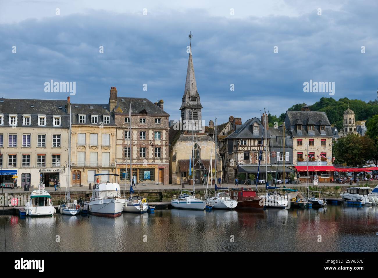 29.08.2024, Francia, Normandia, Honfleur - barche sul Quai Sainte-Catherine nel vecchio porto, Vieux Bassin, nella pittoresca cittadina portuale di Honfleu Foto Stock