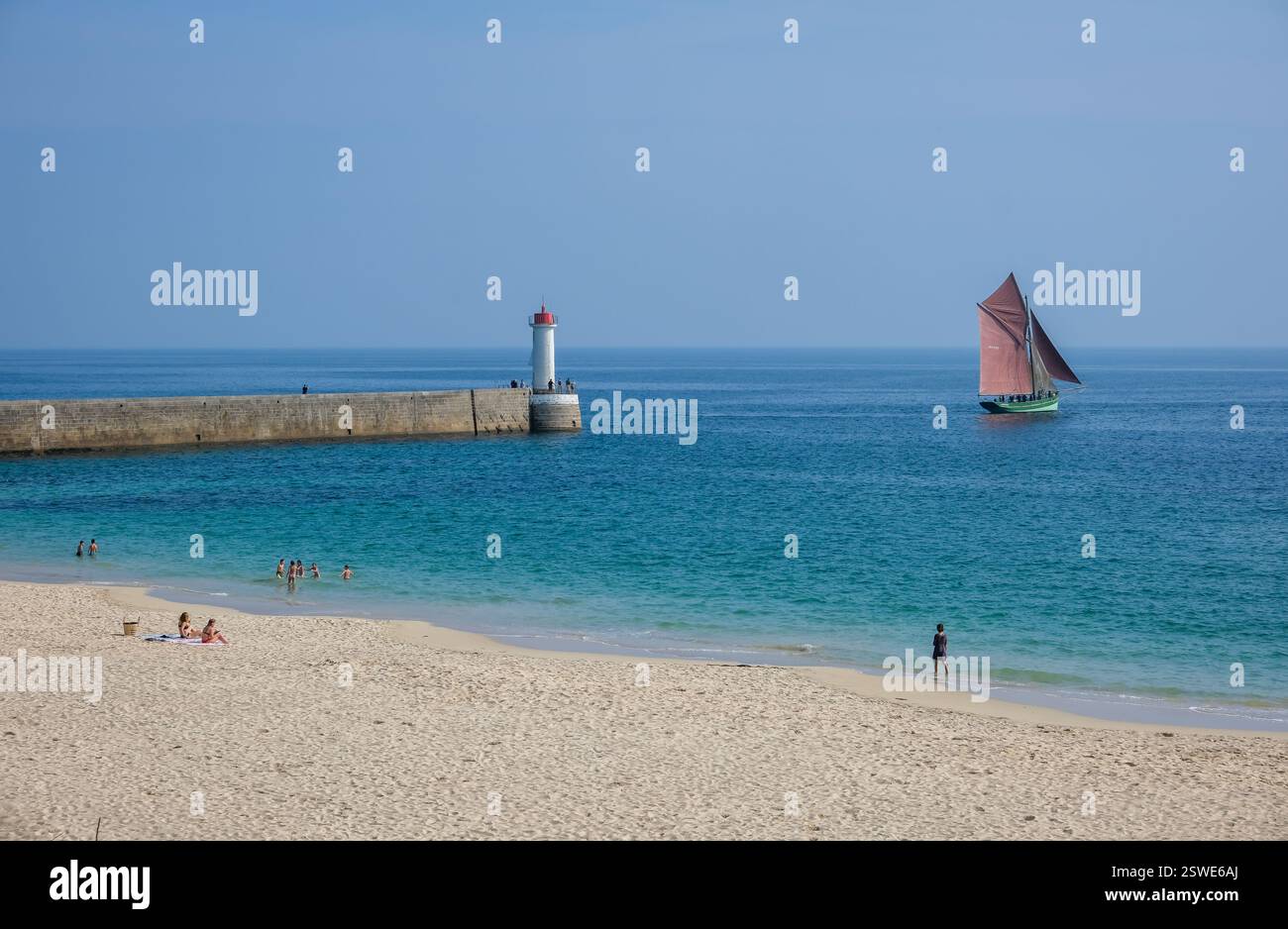 31.08.2024, Francia, Bretagna, Audierne - Audierne è un villaggio di pescatori situato sulla costa occidentale della Bretagna, un comune della Cornouaille, nel FinistËre d Foto Stock
