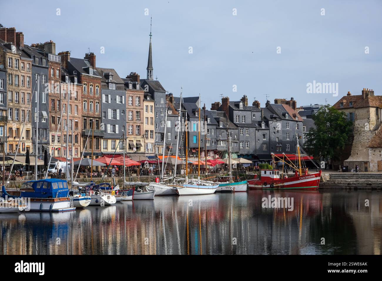 30.08.2024, Francia, Normandia, Honfleur - barche al Quai Sainte-Catherine nel vecchio porto, Vieux Bassin, nella pittoresca cittadina portuale di Honfleu Foto Stock