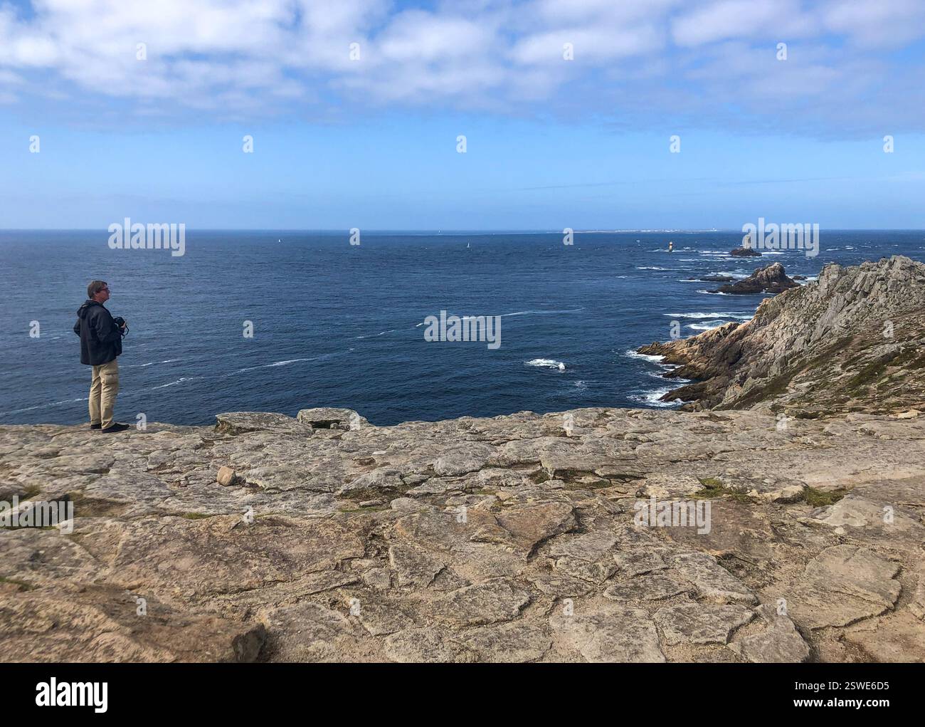 03.09.2024, Francia, Bretagna, Plogoff - Capo Pointe du Raz, il sentiero costiero grande RandonnÈe 34, GR34 in breve, noto anche come Zoellnerpfad, è un Foto Stock