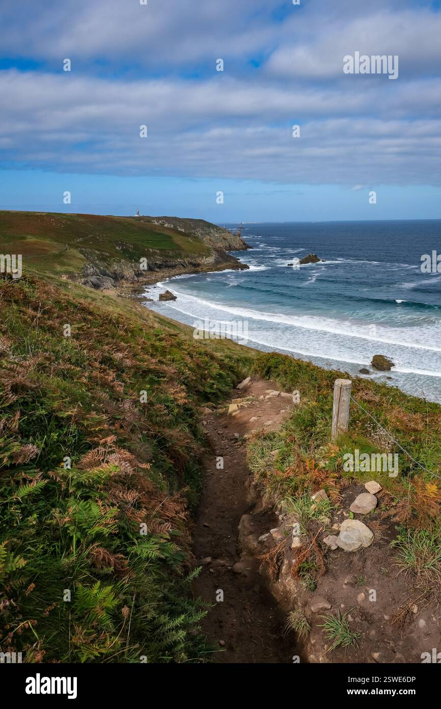 03.09.2024, Francia, Bretagna, Plogoff - sentiero escursionistico fino alla Pointe du Raz, il sentiero costiero grande RandonnÈe 34, o GR34 in breve, noto anche come Foto Stock