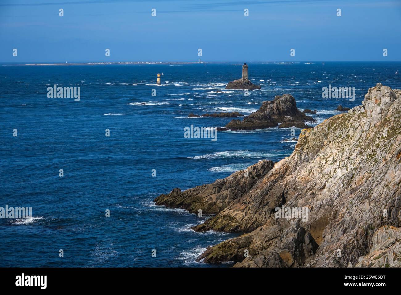03.09.2024, Francia, Bretagna, Plogoff - Capo Pointe du Raz, il sentiero costiero grande RandonnÈe 34, GR34 in breve, noto anche come Zoellnerpfad, è un Foto Stock