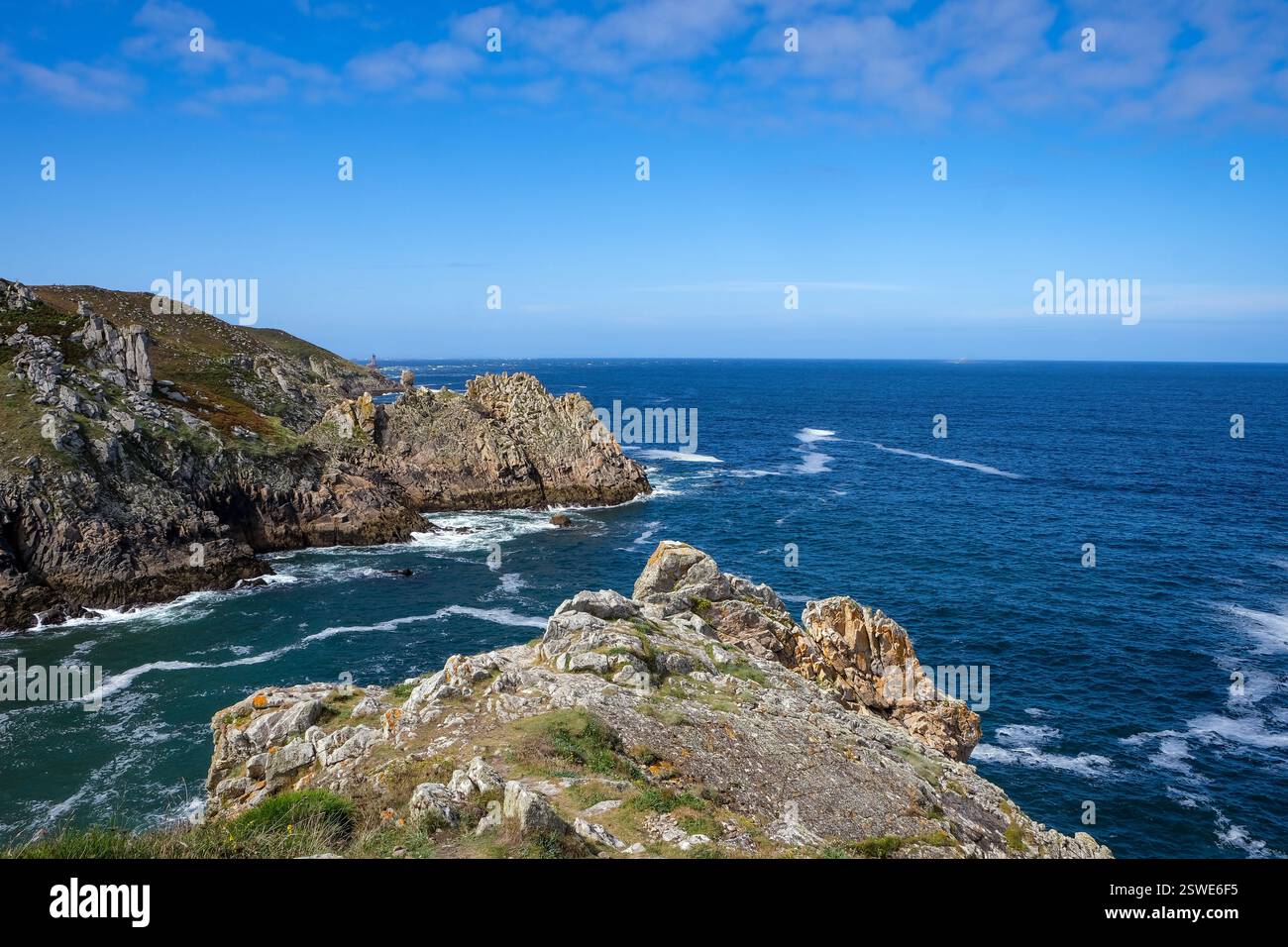 03.09.2024, Francia, Bretagna, Plogoff - Capo Pointe du Raz, il sentiero costiero grande RandonnÈe 34, GR34 in breve, noto anche come Zoellnerpfad, è un Foto Stock
