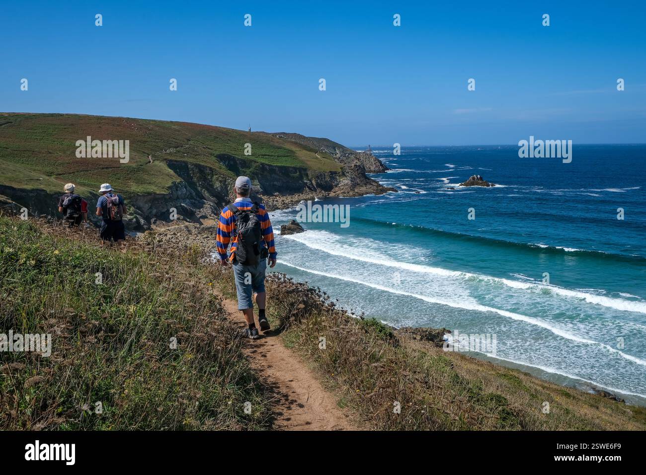 03.09.2024, Francia, Bretagna, Plogoff - sentiero escursionistico fino alla Pointe du Raz, il sentiero costiero grande Randonnèe 34, o GR34 in breve, noto anche come Foto Stock