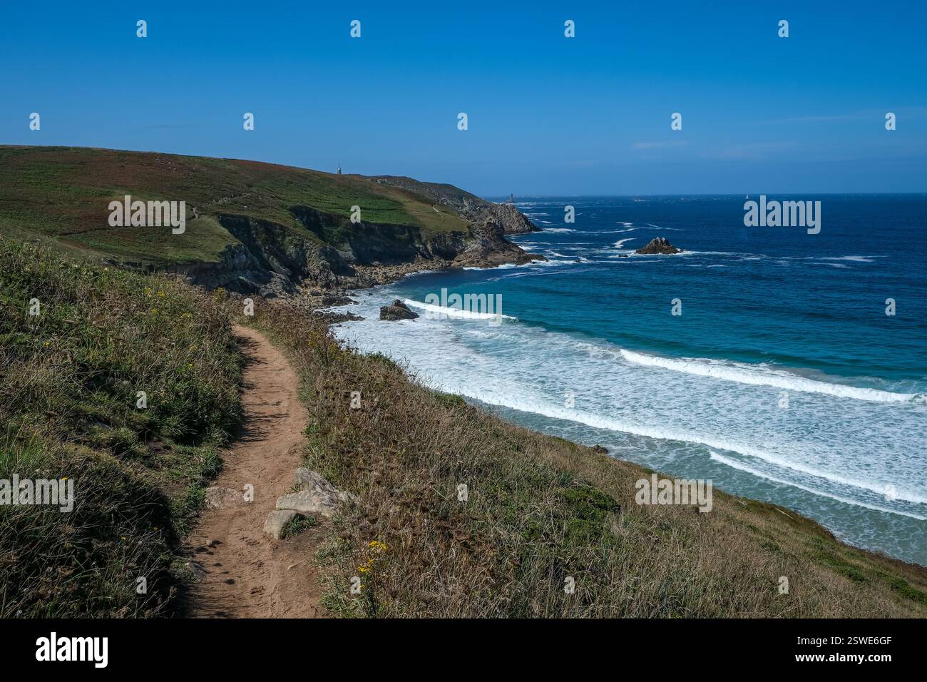 03.09.2024, Francia, Bretagna, Plogoff - sentiero escursionistico fino alla Pointe du Raz, il sentiero costiero grande RandonnÈe 34, in breve GR34, noto anche come Zo Foto Stock