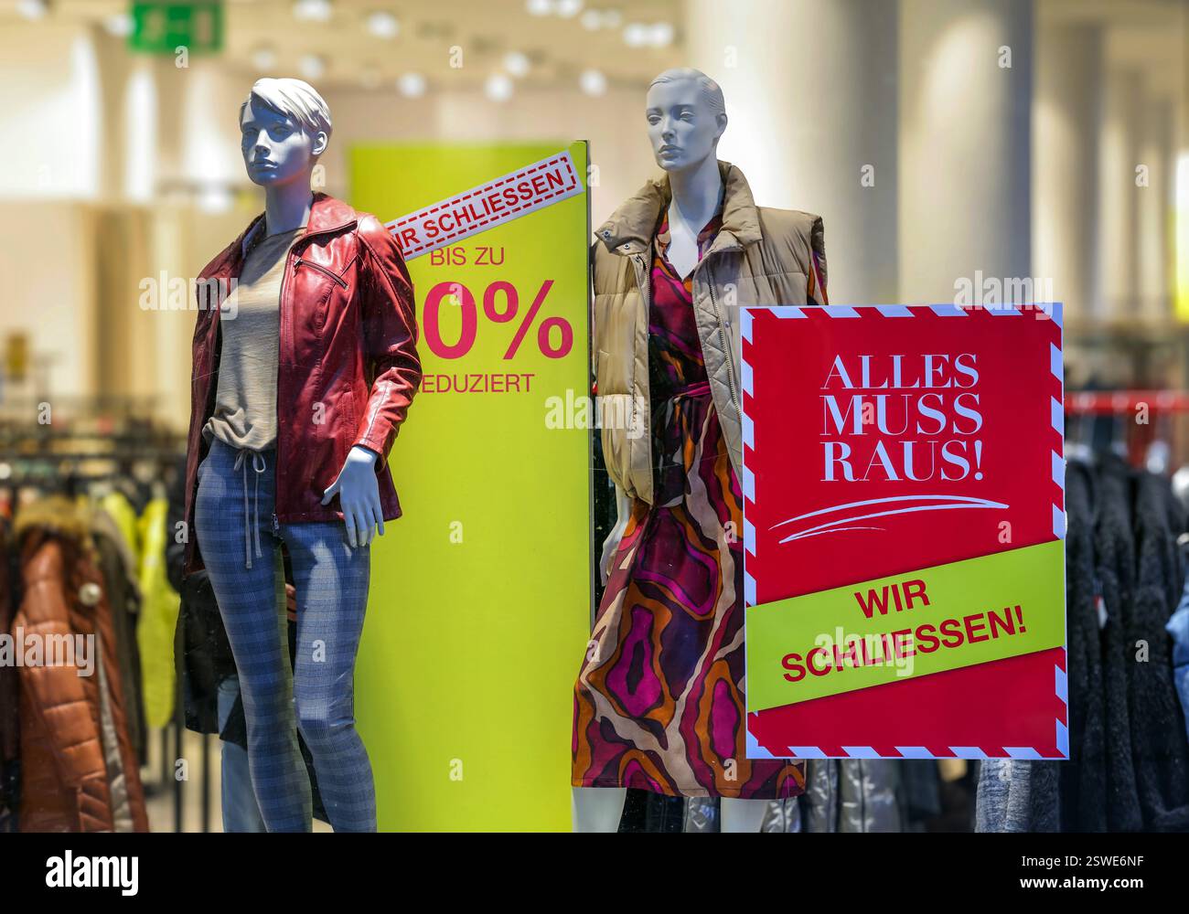03.01.2025, Germania, Renania settentrionale-Vestfalia, Essen - foto in primo piano: Rivenditori in crisi, locali venduti a causa della chiusura del negozio, file del negozio di moda Sinn Foto Stock