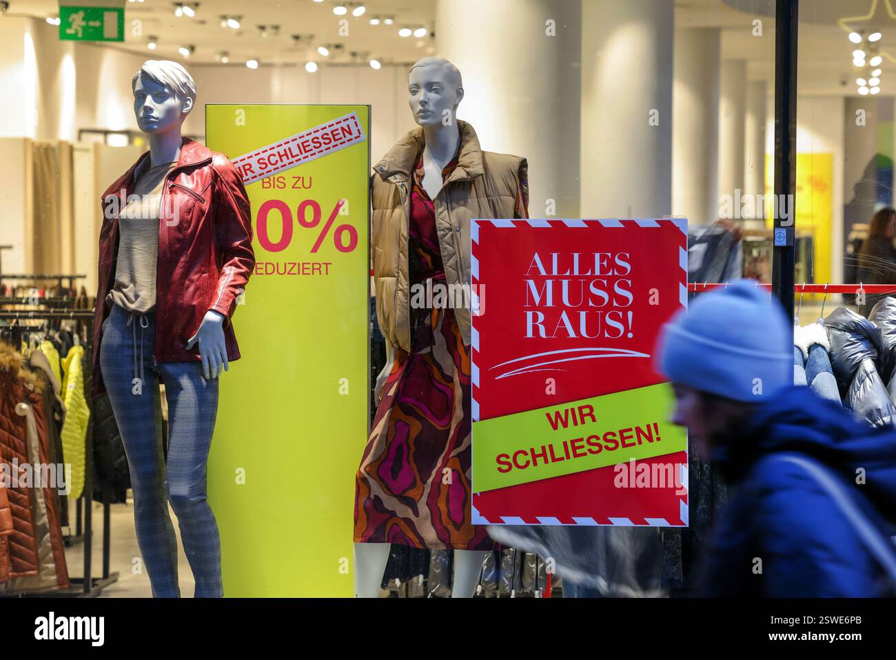 03.01.2025, Germania, Renania settentrionale-Vestfalia, Essen - foto in primo piano: Vendita al dettaglio in crisi, chiusura di negozi, fascicoli della casa di moda Sinn per insolvenza per la Foto Stock