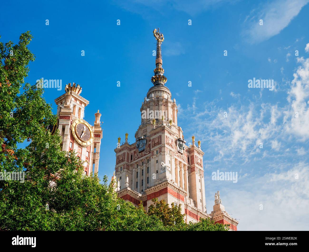 Frammento di un edificio con una guglia, l'Università statale di Mosca contro il cielo blu Foto Stock
