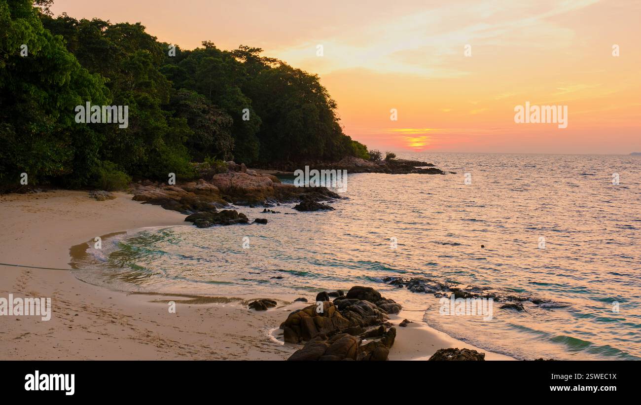 Tranquillità al tramonto sull'isola di Koh Munnork a Rayong, il tranquillo paradiso della Thailandia Foto Stock