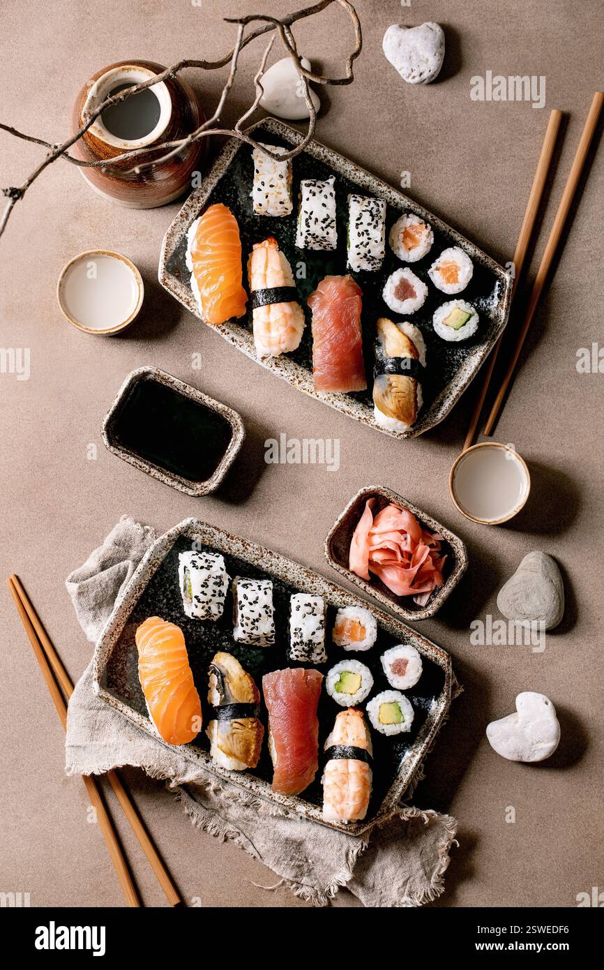 Piatto giapponese sushi e panini di riso con pesce Foto Stock