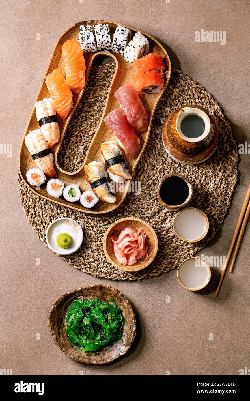 Piatto giapponese sushi e panini di riso con pesce Foto Stock