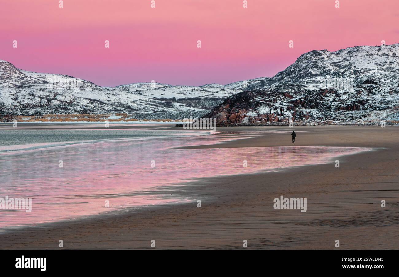 Vista panoramica del tramonto invernale con incredibile colore magenta sul fiordo. Foto Stock