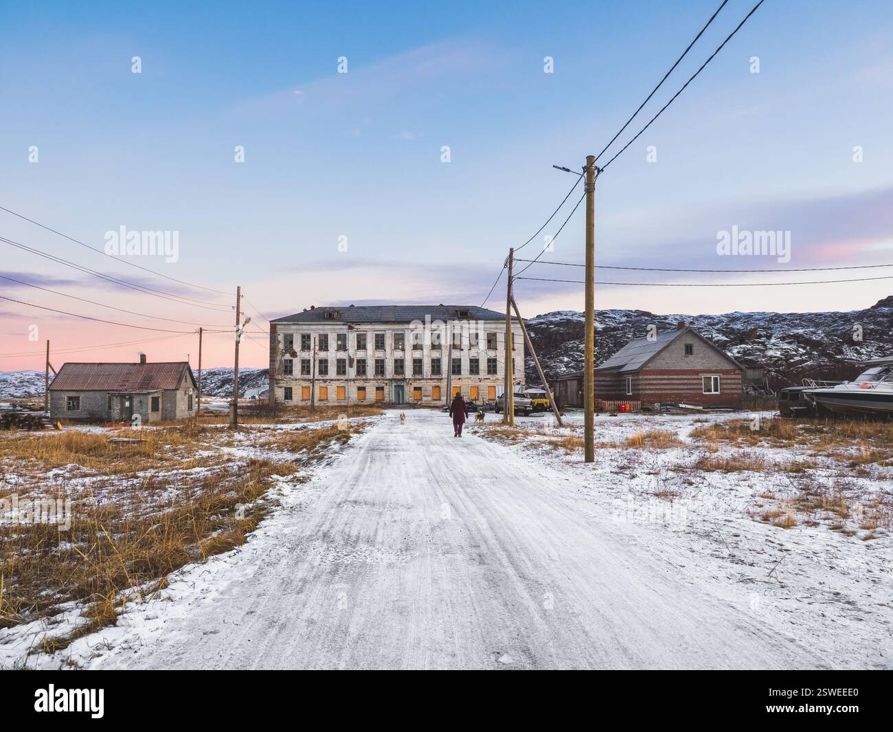 Autentico villaggio russo del nord, vecchie case in legno fatiscenti, aspra natura artica. Foto Stock