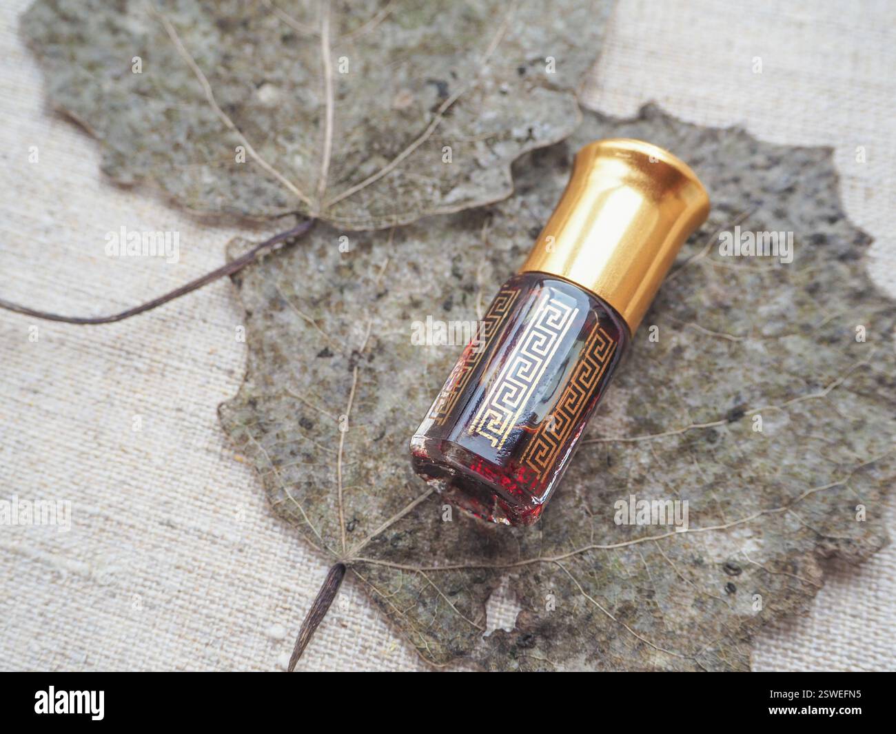 Profumo Arabian oud attar o fragranze di olio di agarwood in mini bottiglia. Foto Stock