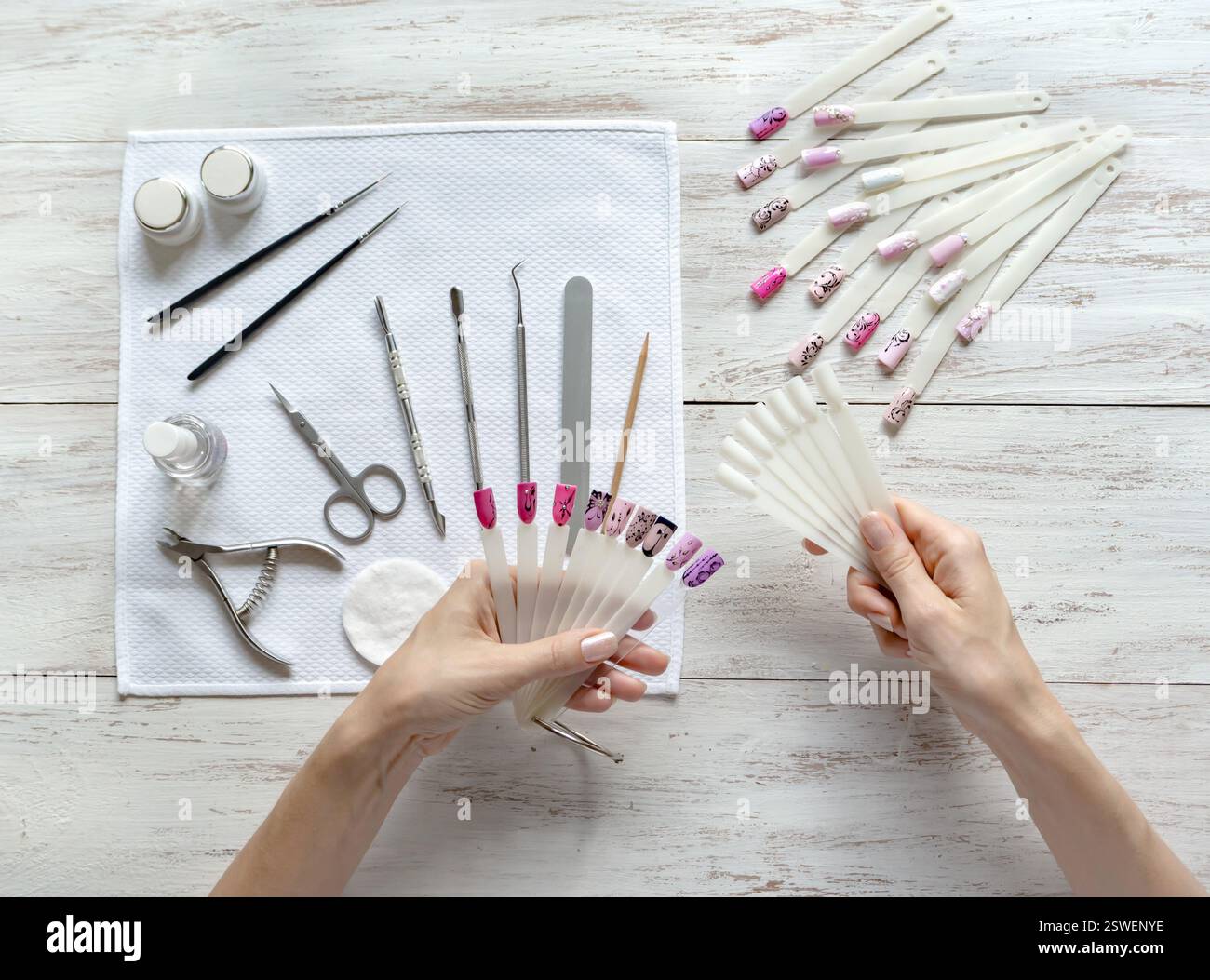 Campioni di nail art in mani femminili. Impostare per creare la progettazione di chiodi. Industria della bellezza delle unghie. Foto Stock