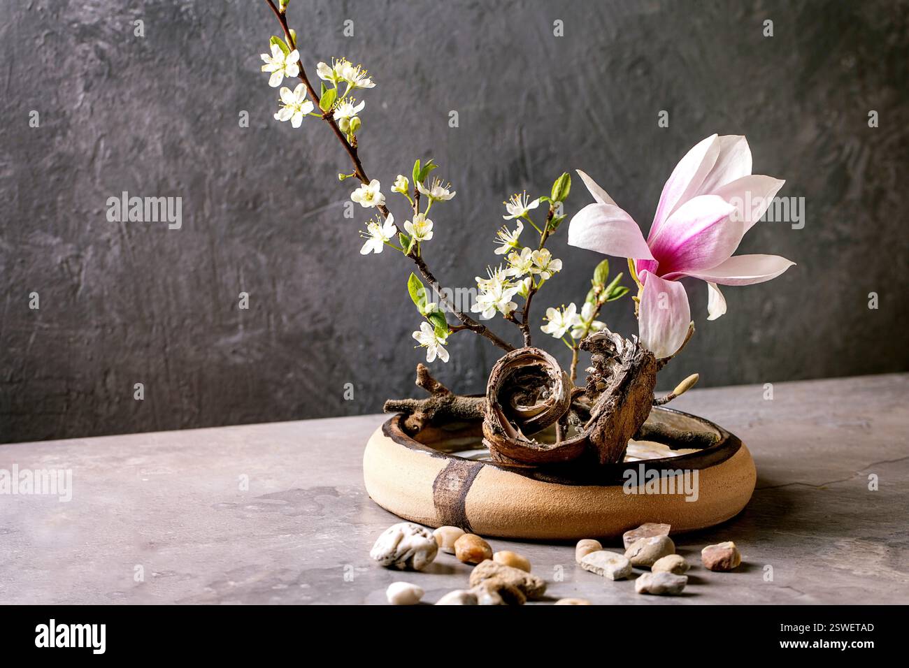 Ikebana primaverile con fiori bianchi Foto Stock