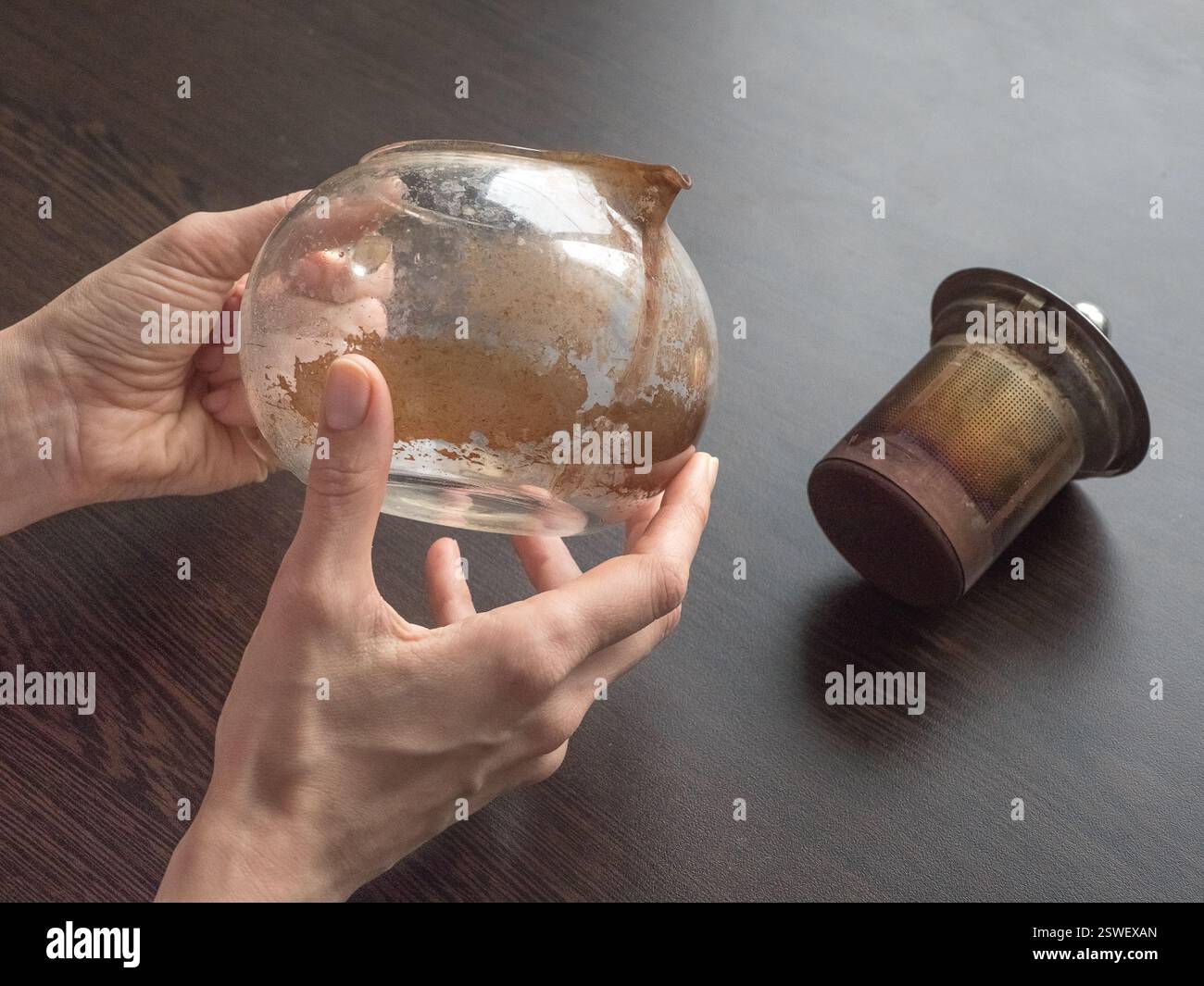 Teiera di vetro sporca. Calcare sulla teiera. Pulire la teiera a casa. Foto Stock