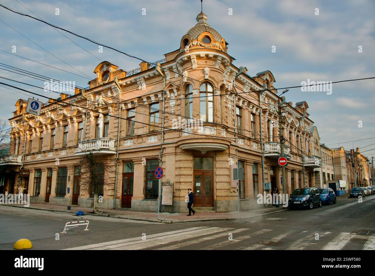 La foto mostra uno dei vecchi edifici in mattoni per i quali la città Ucraina di Kropyvnytskyi è conosciuta il 20 dicembre 2023. Foto Stock