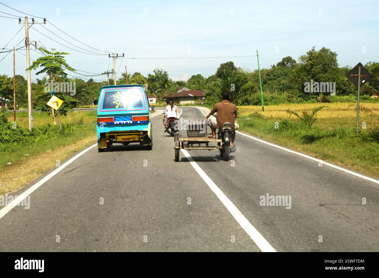 Scena del traffico che coinvolge una motocicletta dotata di sidecar su una strada alla periferia di Pekanbaru a Riau, Indonesia. Foto Stock