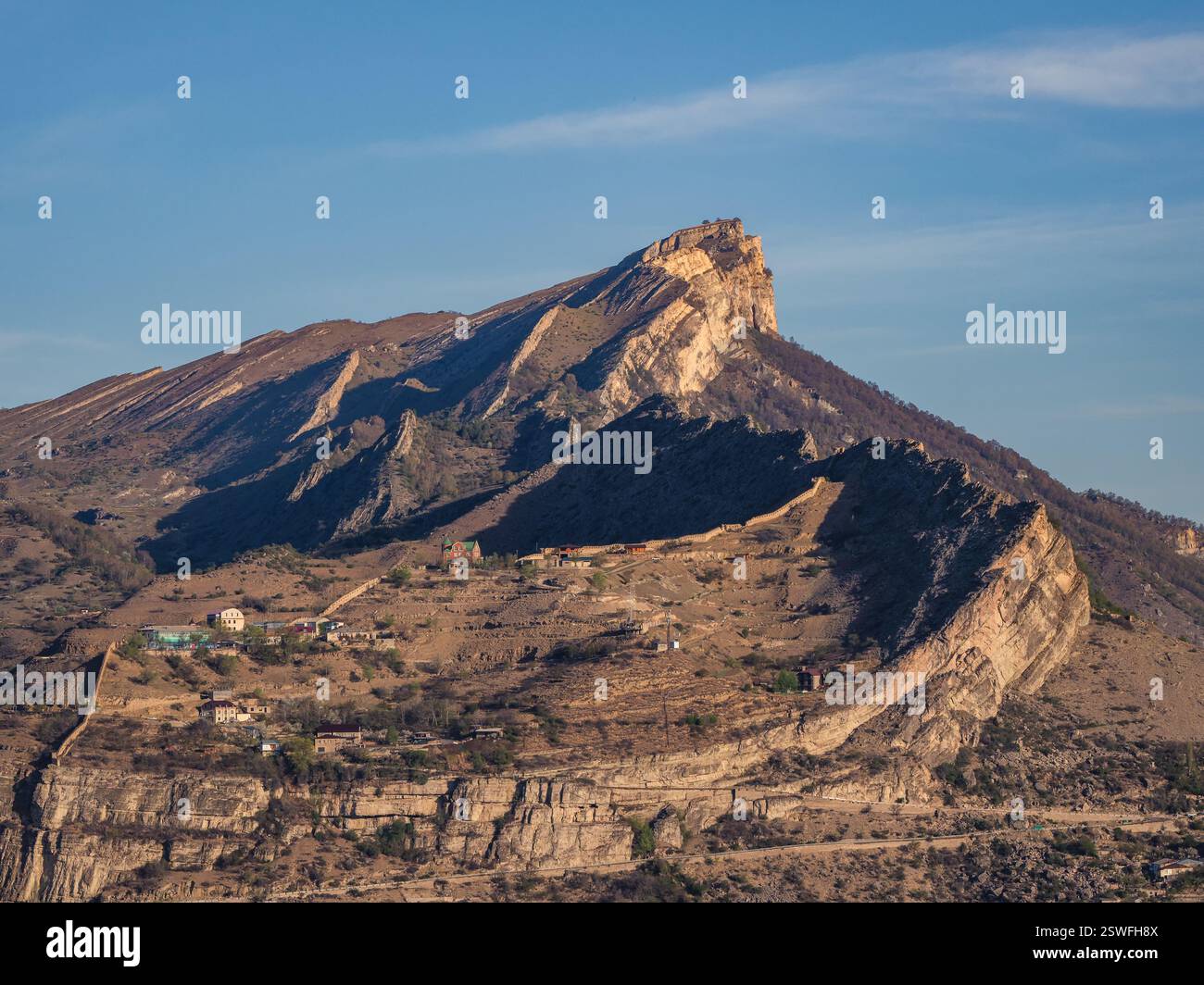 La cima dell'altopiano di Gunib. Villaggio montuoso di Gunib situato su un altopiano di montagna nelle montagne del Caucaso. Villaggio alpino di Gunib. R Foto Stock