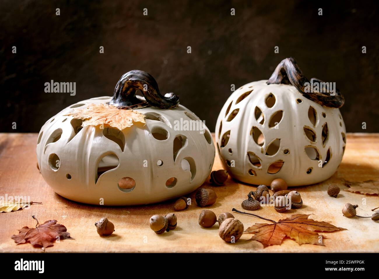 Decorazioni di Halloween, zucche artigianali in ceramica Foto Stock